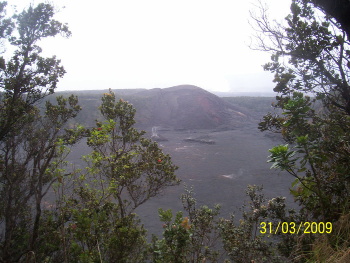 В кратере Халемаумау живет богиня  вулканов Пеле Хило, CША