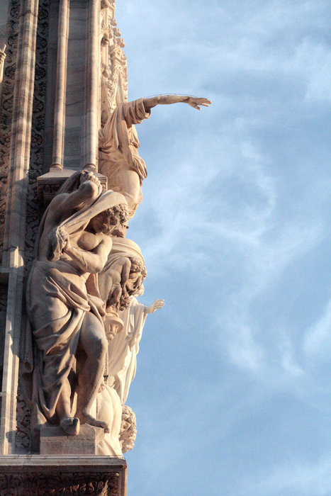 скульптуры, украшающие собор Милан, Италия