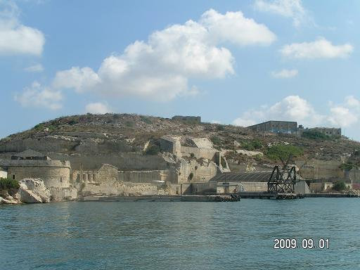 Неприглядная сторона бухты Остров Мальта, Мальта