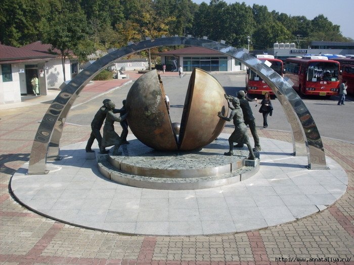 На площади перед въездом в тоннель стоит очень оригинальный памятник, символизирующий стремление к объединению Кореи – две половинки шара с контурами Северной Кореи на одной и Южной на другой, которые толкают друг к другу граждане обеих стран. Республика Корея