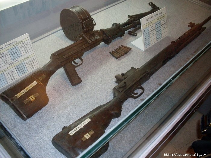 Здесь же есть неплохой музей с коллекцией оружия времен гражданской войны. Не удивительно, что большинство оружия, которым воевали северо-корейцы, – наше. Республика Корея