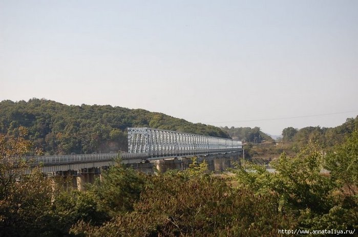 Откуда видна железнодорожная линия, разрушенная во время войны и восстановленная, но не работающая сейчас. Республика Корея
