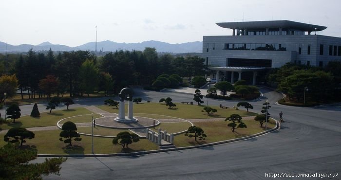 со стороны Южной Кореи Панмунчжом выглядит очень представительно: огромное современное здание для переговоров, павильон в корейском стиле с загнутой крышей, большая площадь с красивыми цветочными клумбами Республика Корея