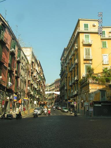 Однак из центральных улиц Неаполь, Италия