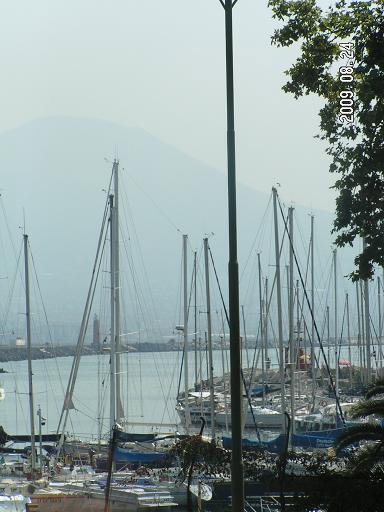 Вместо воспетых поэтами рыбачьих лодок нынче в Неаполе швартуются яхты. Неаполь, Италия