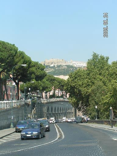 Вид на холм и крепость Сент-Эльмо Неаполь, Италия