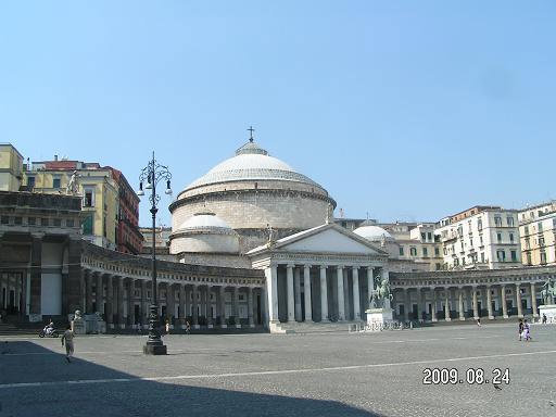 На площади Плебесцито Неаполь, Италия