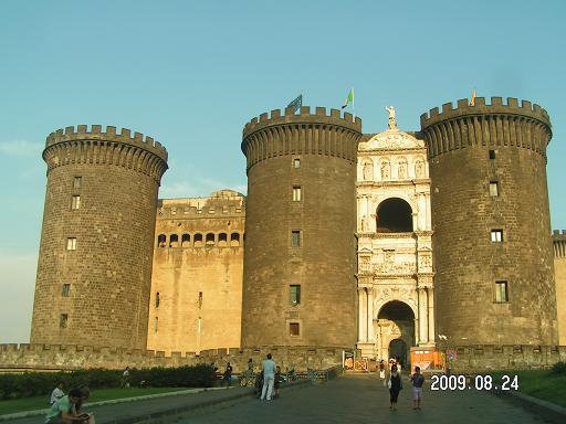 Замок, ключ к обороне города Неаполь, Италия