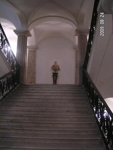 Парадная лестница дворца, ныне вход в музей Неаполь, Италия