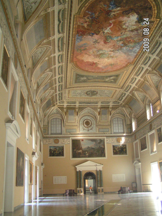 Один из залов музея Неаполь, Италия