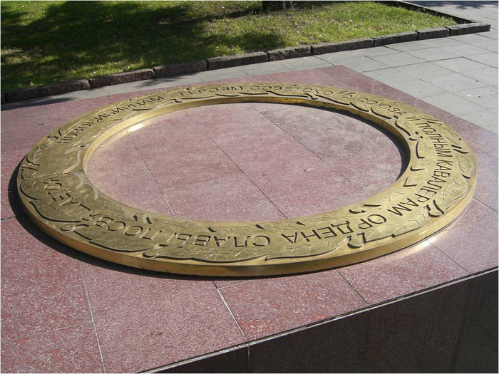 Здесь написано: Новосибирцам — героям Советского Союза и полным кавалерам Ордена Славы посвящается Новосибирск, Россия
