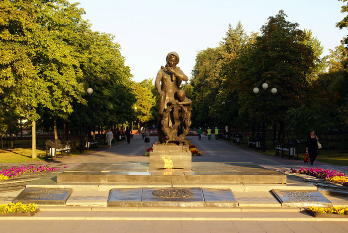 Мать и ребенок — памятник героям Великой Отечественной войны в Белгороде Белгород, Россия