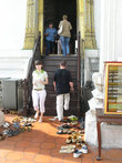 сними обувь перед входом в храм
