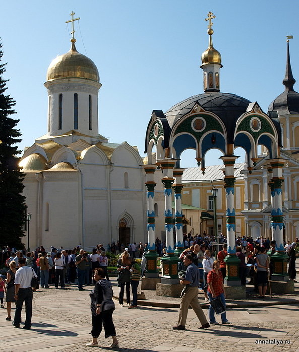 Сень над крестом и Троицкий собор. Сергиев Посад, Россия