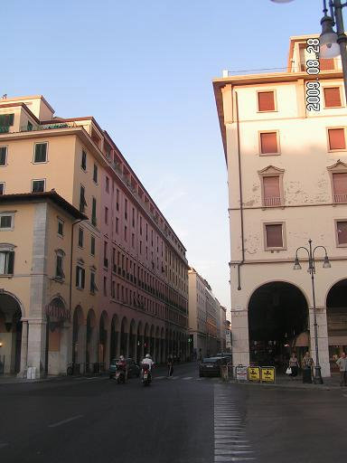 На главной улице Ливорно, Италия