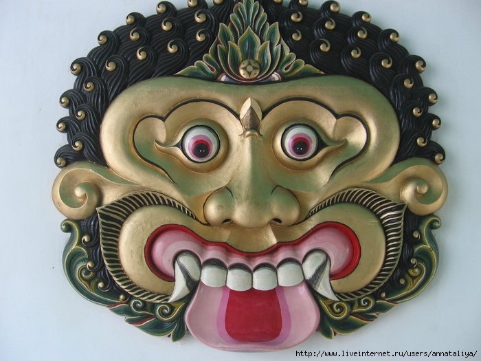 А на стенах тут висят такие маски! :) Джокьякарта, Индонезия