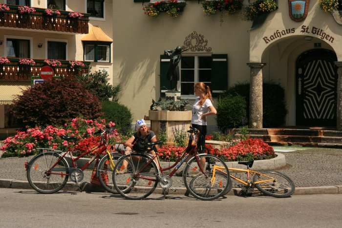 велосипедисты в Санкт-Гильгене Санкт-Гильген, Австрия