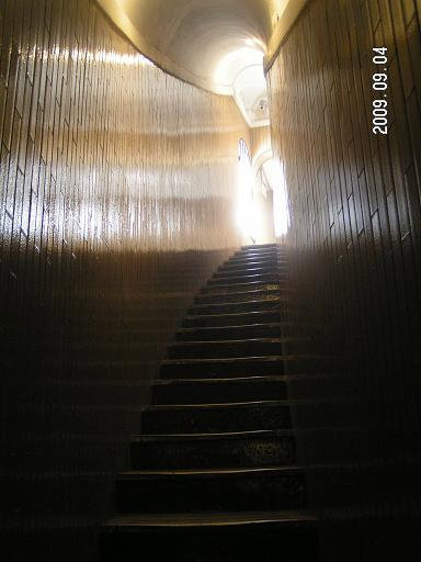 Узкая лестница кое-как выводит наверх Ватикан (столица), Ватикан