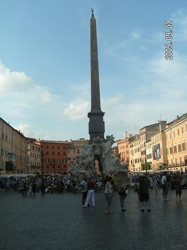 В центре композиции Рим, Италия
