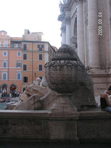 Месть автора: ваза закрывает вид на фонтан для одного критика, чьи окна выходили на площадь с этой стороны Рим, Италия