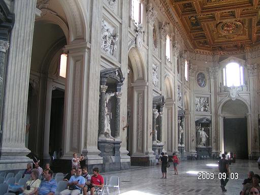 В нишах находятся фигуры апостолов Рим, Италия