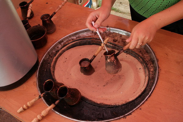 На раскаленном песке готовят кофе по-восточному Судак, Россия