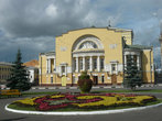 Первый стационарный театр России имени Федора Волкова-носит имя его основателя