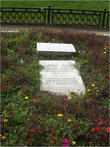 Здесь был похоронен ветеран Парижской Коммуны — Андриен Лежен