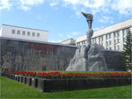 Монумент на фоне панно