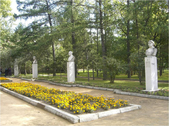Центральная аллея сквера с установленными бюстами героев Новосибирск, Россия