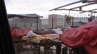 Кабул. 
Где торгуют, там и спят. Это продавцы овощей на одной из улиц.