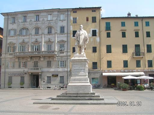 Площадь с памятником Лукка, Италия