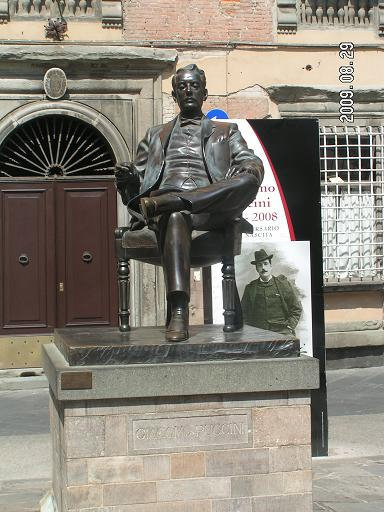 Памятник композитору Пуччини Лукка, Италия