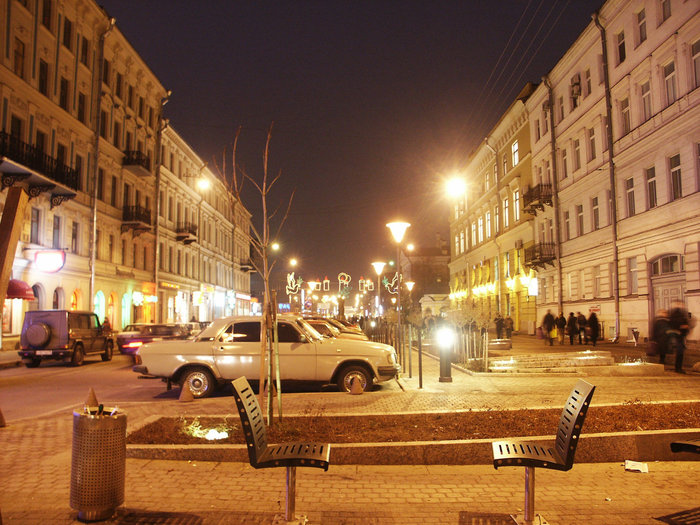 Улица Прады в вечерних огнях. Санкт-Петербург, Россия