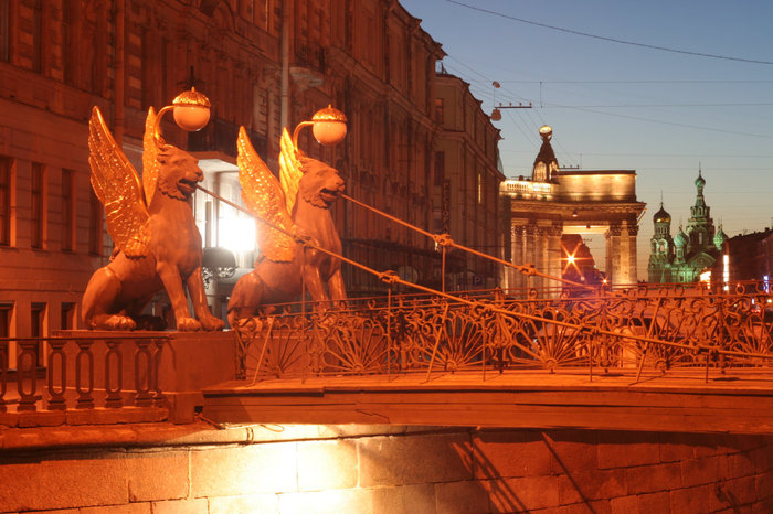 Банковский мостик на канале Грибоедова. К, сожалению, ему тоже достается от вандалов. Санкт-Петербург, Россия