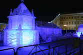 Ледяной дворец 2006 года -стал копией дворца, построенного при императрице Анне Иоанновне в 1740-м году.

http://history-gatchina.ru/spb/ldvorec.htm
