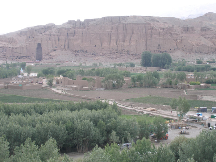 Бамиан — панорама на статуи Будды, видны одни ниши от статуй, сами статуи были расстреляны и уничтожены талибами. Афганистан
