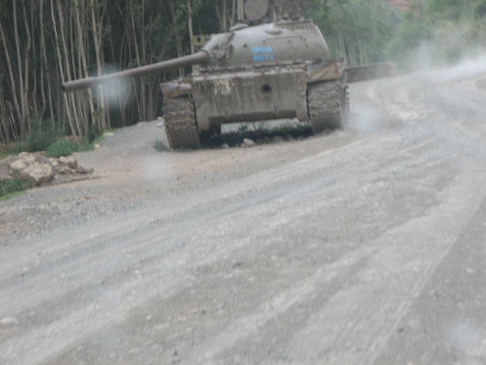 Этот подбитый танк стоит в 10 км от г.Бамиан на развилке дорог, ни кому не нужный. Афганистан