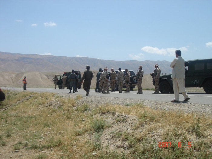 Дорога заминирована и оцеплена солдатами ISAFI, поэтому они ждут саперов, а нам ничего не остается, как ехать в объезд. Афганистан