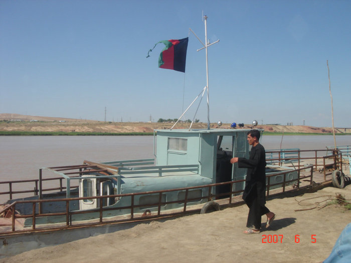Река Пяндж. На той стороне Таджикистан. Здесь наша поездка заканчивается, на этом пароме переправимся на другой берег, и можно сказать, почти дома. Афганистан