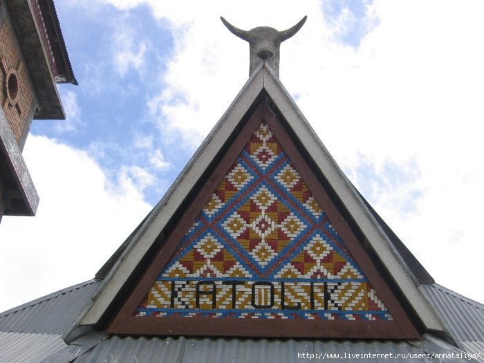 Церковь народностей батаки-каро с типичной крышей (причем, это не показуха для туристов, а абсолютно реальная церковь). Точно такие же мы видели и в Берестаги. Индонезия