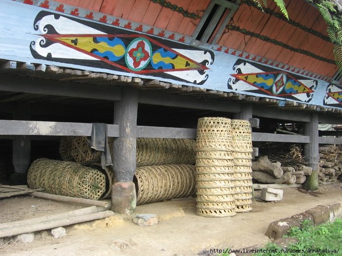 Дома эти строились на сваях. Между ними батаки до сих пор сушат овощи (например, кукурузу, выращиванием коей активно занимаются) и хранят всякий домашний скарб. Индонезия