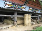 Дома эти строились на сваях. Между ними батаки до сих пор сушат овощи (например, кукурузу, выращиванием коей активно занимаются) и хранят всякий домашний скарб.