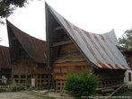 в отличии от батаков-каро, батаки-тоба дома с такими вот оригинальными крышами строят до сих пор. Правда, покрывают их теперь металлом.