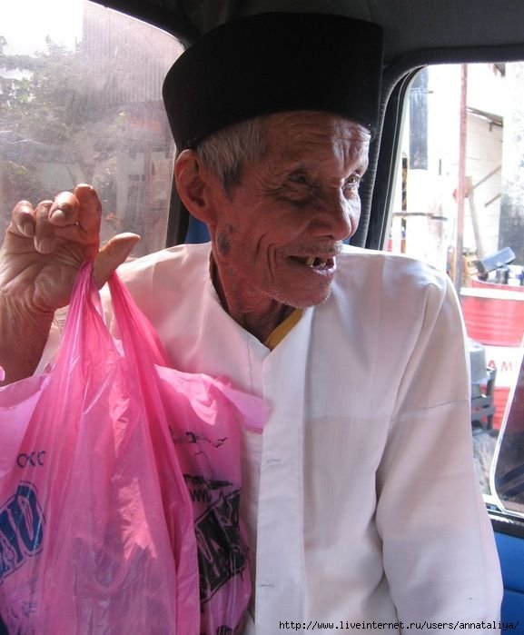 Дедушка минангкабау. Как сказали мои коллеги: Видать, его бабка в магазин послала!. :) Индонезия