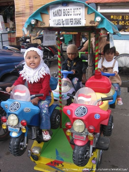 Маленькие девочки минангкабау и старенькие бабушки минангкабау очень часто носят кружевные белые платочки. :) Индонезия