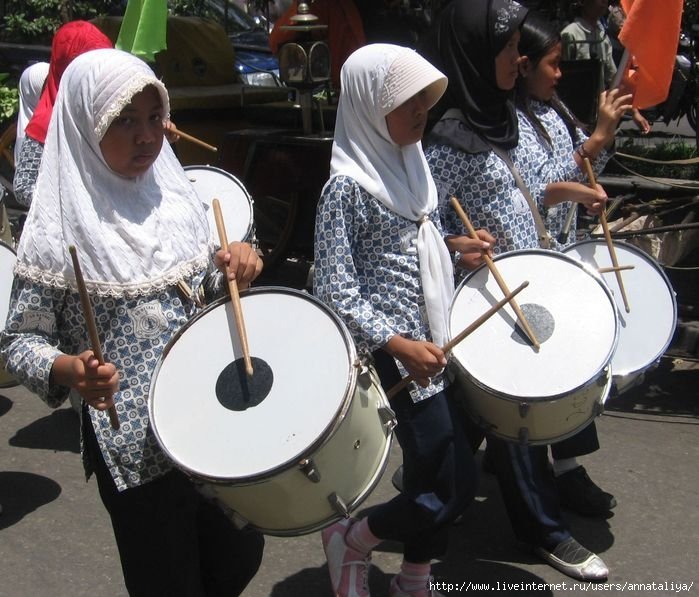 Следующая народность, с которой мы повстречались в Индонезии, — это яванцы. Живут они соответвтенно на Яве и, пожалуй, самые цивильные из всех в Индонезии. Например, в Джогьякарте мы стали свидетелями вот такого шествия школьниц! Индонезия