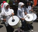 Следующая народность, с которой мы повстречались в Индонезии, — это яванцы. Живут они соответвтенно на Яве и, пожалуй, самые цивильные из всех в Индонезии. Например, в Джогьякарте мы стали свидетелями вот такого шествия школьниц!