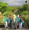 Яванцы же больше других в Индонезии любят путешествовать. Эти девушки приехали осматривать Боробудур!