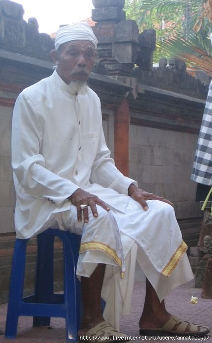 Балийский (индуистский) священнослужитель в храме после службы! Индонезия